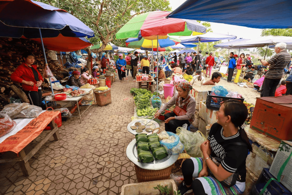 Explore bustling local markets in Sapa where ethnic minority vendors sell fresh produce, traditional textiles, and authentic handicrafts (Source: Pexels)